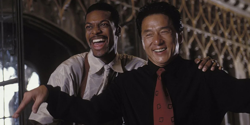   Jackie Chanas kadre iš savo ikoninio veiksmo komedijos filmų serijos Piko valanda