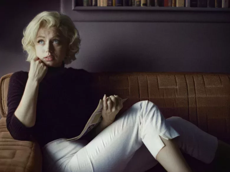 Ana de Armas felejthetetlen teljesítménnyel kápráztatja el a nézőket Marilyn Monroe szerepében a Netflix Blonde című filmjében a kubai akcentusát célzó kezdeti kritikák közepette
