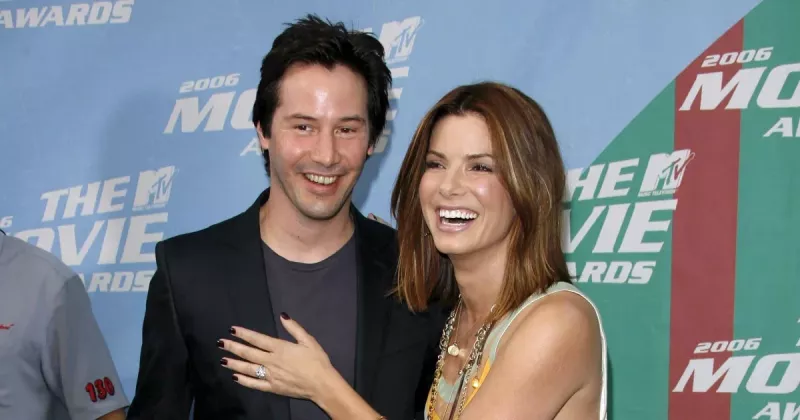 „Es ist ganz offensichtlich, dass er sie mag“: Sandra Bullock umarmt Keanu Reeves, während er ihr Komplimente macht, und lässt Fans sich wünschen, sie würden einander heiraten