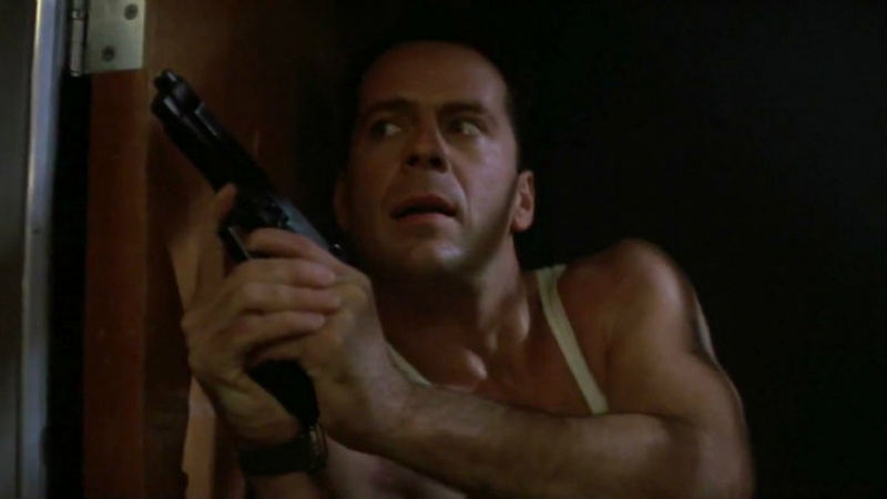 „God Damn That's Grim“: Bruce Willis gewinnt endlich die Sympathie des Internets für die jüngste Serie schlechter Filme, nachdem Randall Emmetts entsetzliches Verhalten an die Oberfläche kommt