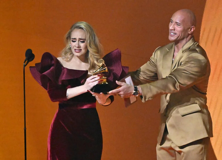   The Rock ha consegnato il Grammy per la migliore performance solista pop ad Adele