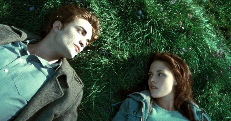   Robert Pattinson e Kristen Stewart em Crepúsculo (2008)