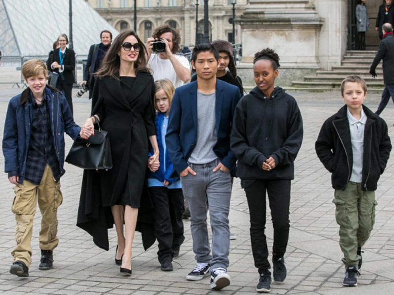   Angelina Jolie oma lastega
