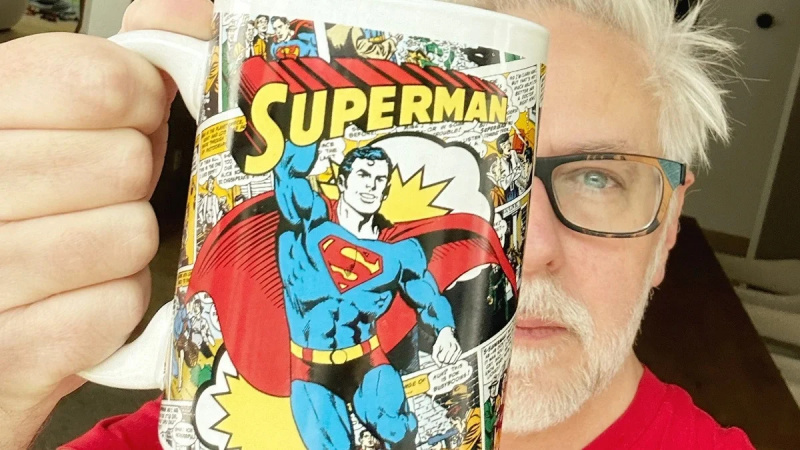   James Gunn a Superman kávésbögréjével együtt