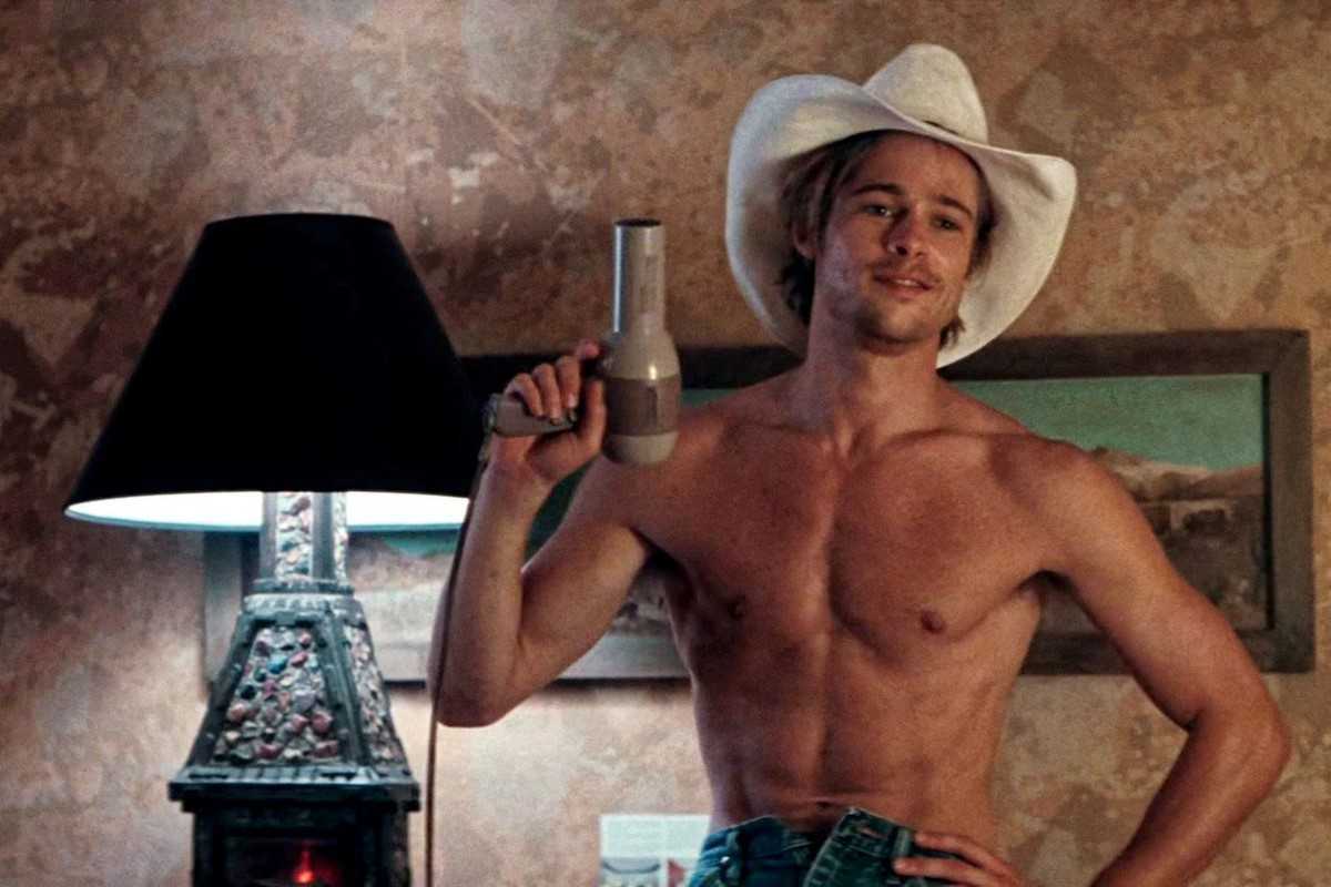 Brad Pitts återupphöjda klipp i Charlie Sheens film på 2,9 miljoner dollar tar fans med överraskning när Oscarsvinnaren sågs som en servitör