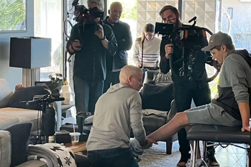   Jeremy Renner krijgt een massage tijdens zijn interview met ABC News.