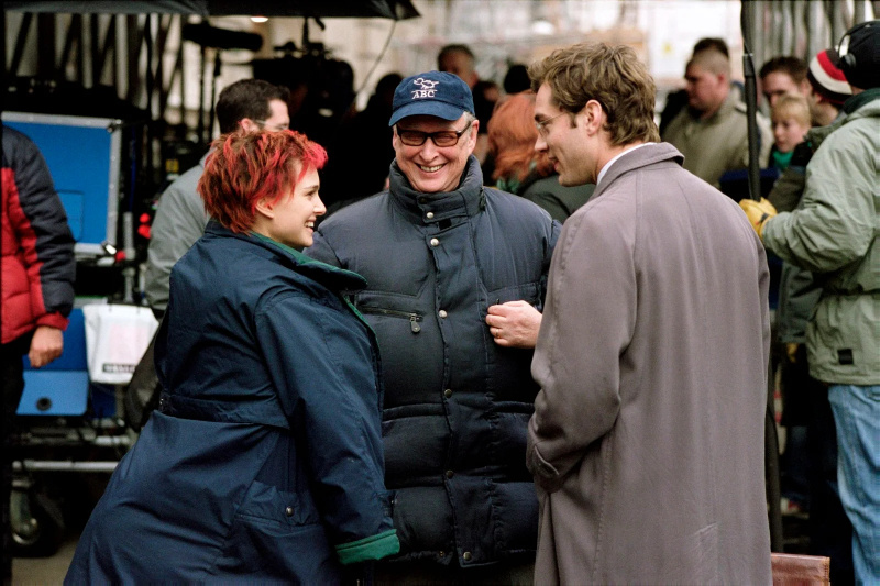   Майк Никълс на снимачната площадка с Натали Портман и Джуд Лоу