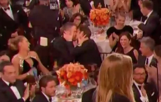   Oldukça bulanık bir görüntüde, Ryan Reynolds ve Andrew Garfield bir öpücük paylaştı.