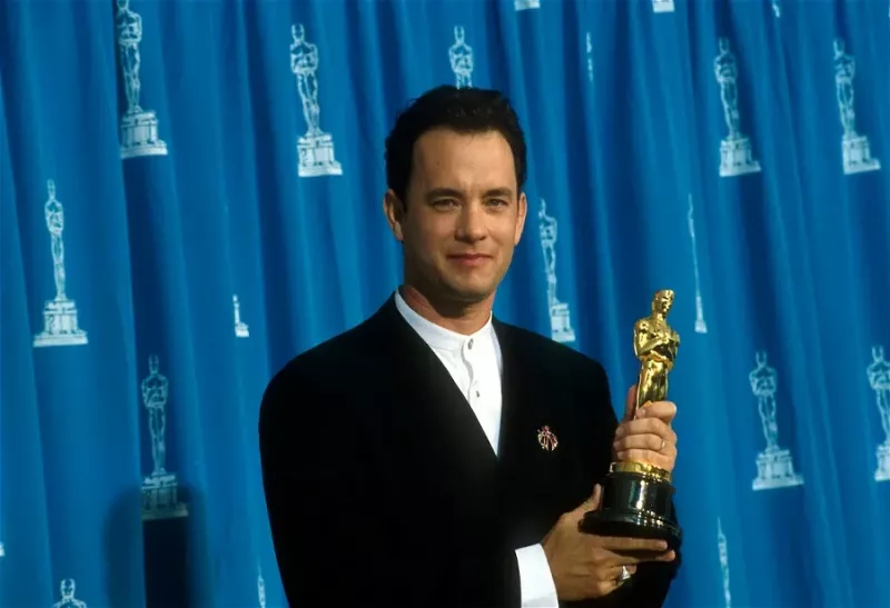   Tom Hanks je prejel oskarja za Forresta Gumpa