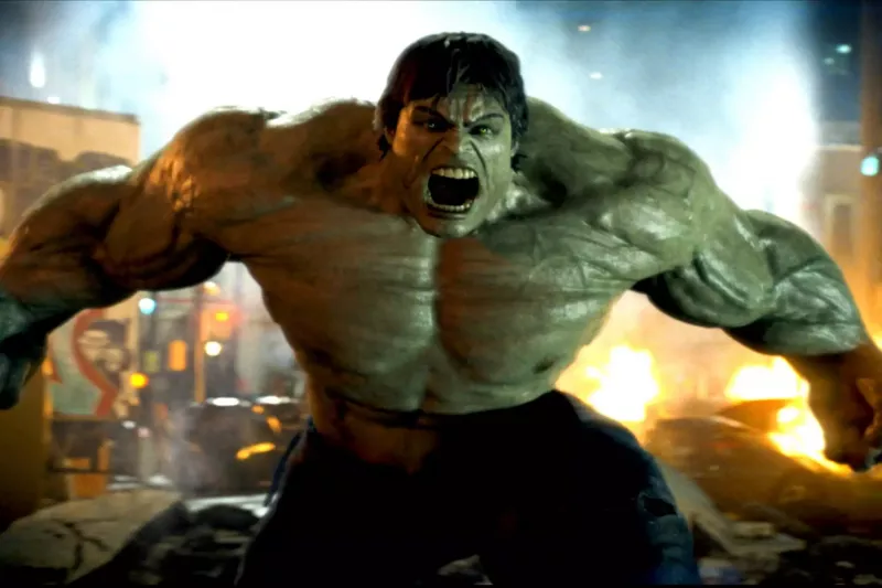   إدوارد نورتون مثل الهيكل في The Incredible Hulk (2008).