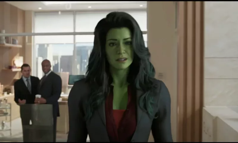   Tatiaa Maslany kā She-Hulk filmā She-Hulk: Advokāts (2022).