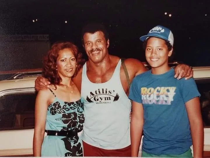   Dwayne Johnson – fotografija iz otroštva s staršema Rockyjem in Ato Johnson