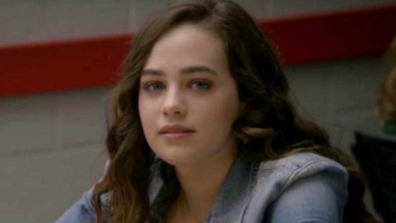   Mary Mouser als Samatha LaRusso