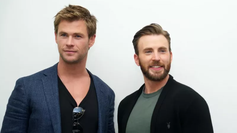 '아 참으로 그는 매우 섹시한 남자입니다': Chris Hemsworth는 Captain America Star를 인정했습니다. Chris Evans는 그보다 더 뜨겁습니다.