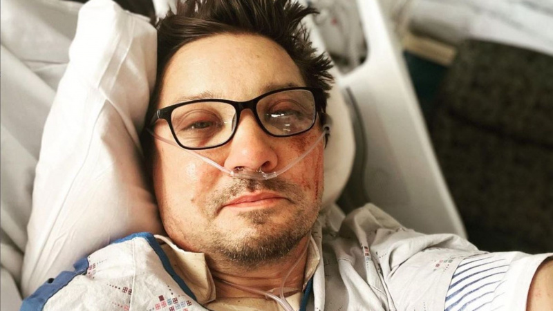   Džeremijs Reners atjaunina savu stāvokli ar attēlu no slimnīcas