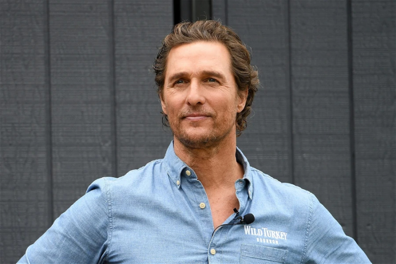 Matthew McConaughey는 Sandra Bullock이 그를 주목하게 한 후 $2.2B 브레이크아웃 영화에서 Leonardo DiCaprio를 거의 대체했습니다.