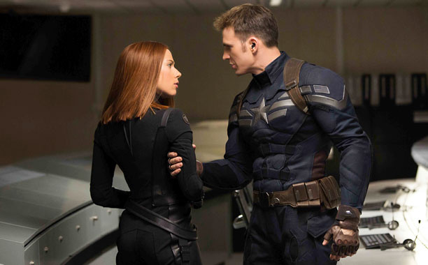 Chris Evansin ja Scarlett Johanssonin välinen suhde: Ovatko MCU-näyttelijät koskaan seurustelleet?