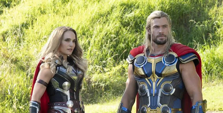   Chris Hemsworth a Natalie Portman vo filme Thor: Love and Thunder