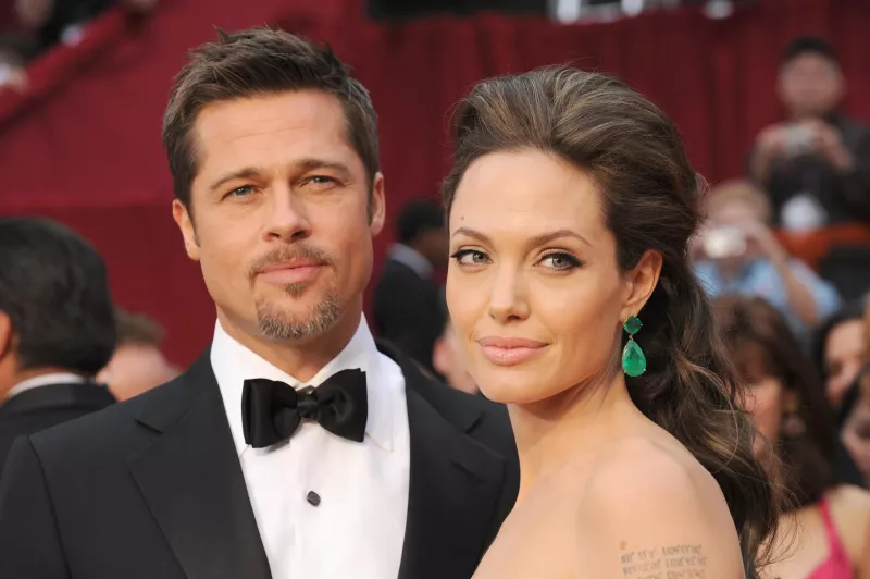„Das Kindermädchen flirtete um ihn herum“: Angelina Jolie schrie das Kindermädchen ihrer Kinder an, nachdem sie ihren halbnackten Brad Pitt erwischt hatte