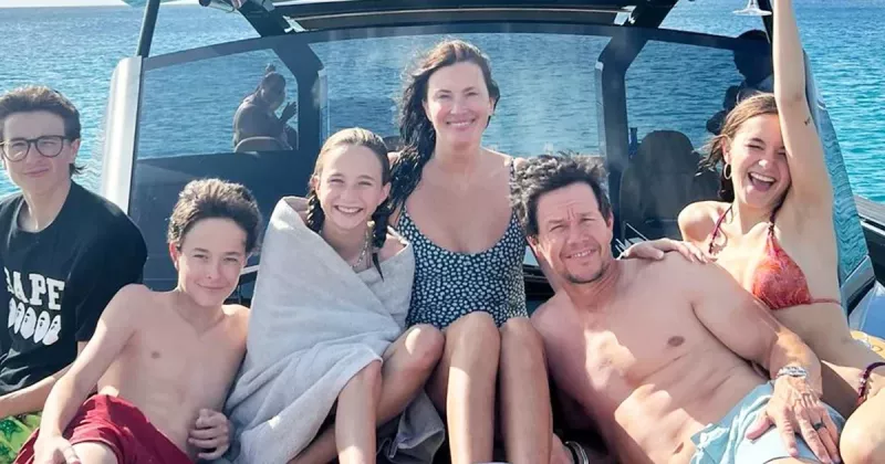   Mark Wahlberg ailesiyle birlikte