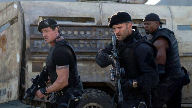 „Expendables 4“ stellt den legendären Angelina-Jolie-Moment von Brad Pitt nach, als Arnold Schwarzenegger offiziell Sylvester Stallones 789-Millionen-Dollar-Franchise verlässt