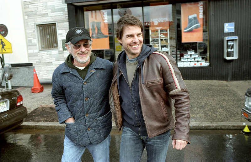  Steven Spielberg cu Tom Cruise pe platoul Războiul Lumilor