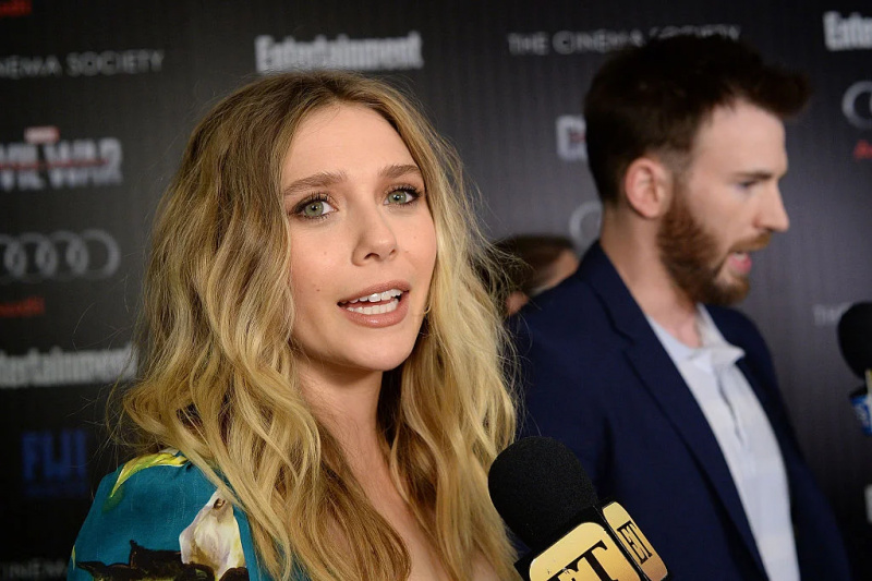 „Jis man vis dar patinka... mes tiesiog nebebendraujam“: Elizabeth Olsen užuomina paniekino Chriso Evanso santykius, tvirtina, kad filmavimo aikštelėje jis „dažnai šoka“.