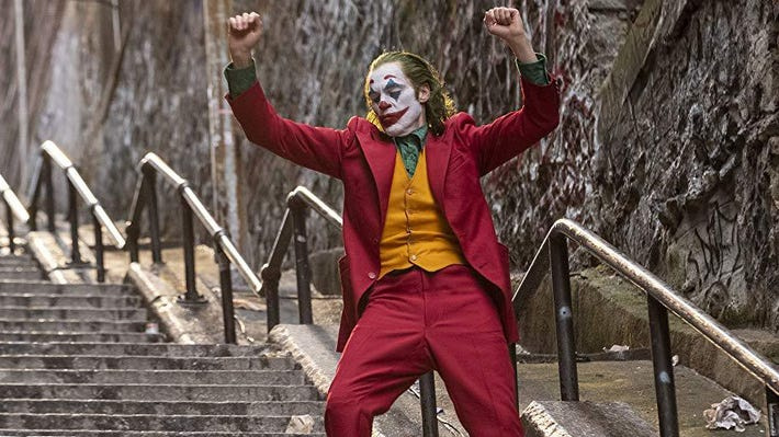   Joaquin Phoenix dans le rôle du Joker dans Joker (2019).