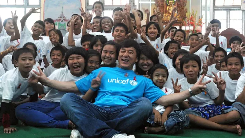   Jackie Chan le devuelve a la sociedad