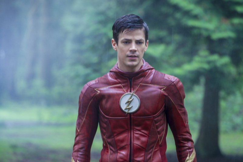   Daha sonraki sezonlarda The Flash'ta görüldüğü gibi Grant Gustin.