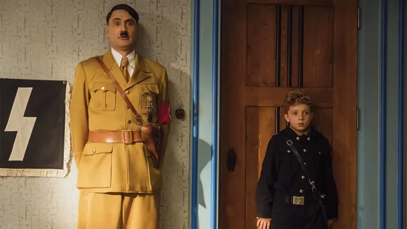   Taika Waititi Adolf Hitlerinä elokuvassa Jojo Rabbit (2019).