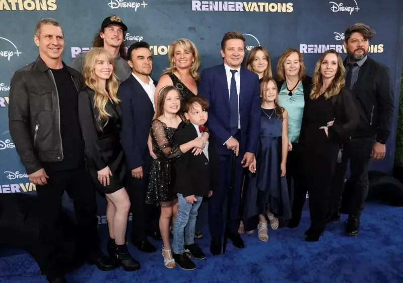   Джереми Ренър със семейството си