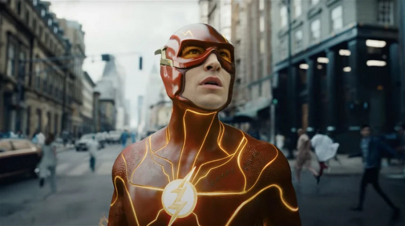   Ezra Miller como Flash