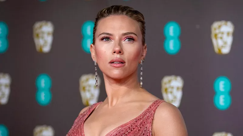 „Das brennt hell und schnell, und dann ist es vorbei“: Scarlett Johansson, die Disney verklagte, beschuldigte Hollywood, sie in eine Sexbombe verwandelt zu haben, die nicht die Rollen bekommen kann, die sie will