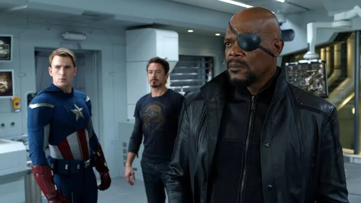   Nick Fury Steve Rogersin ja Tony Starkin kanssa
