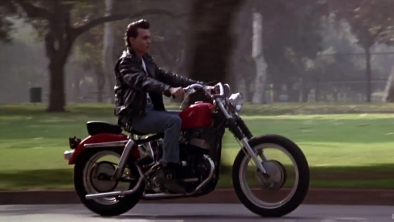  Джонни Депп едет на своем красном Harley In Cry-Baby