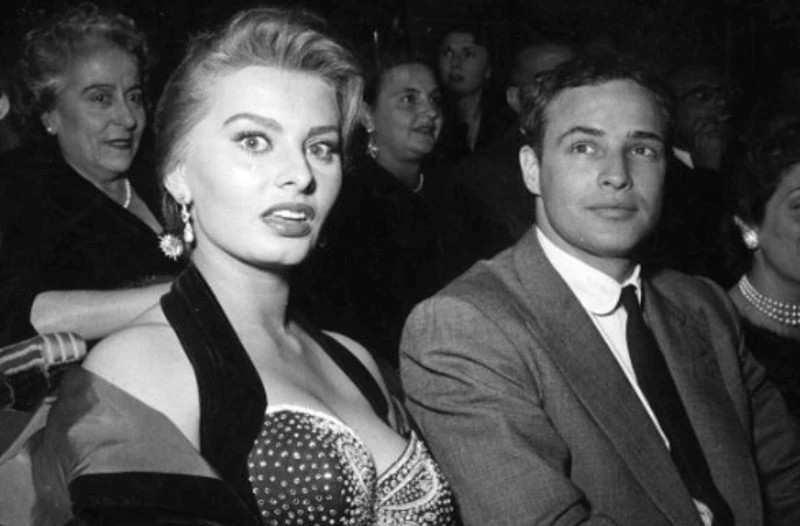   Marlon Brando e Sofia Loren