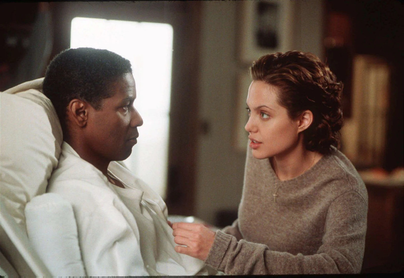   Angelina Jolie i Denzel Washington w filmie 'Kolekcjoner kości'.