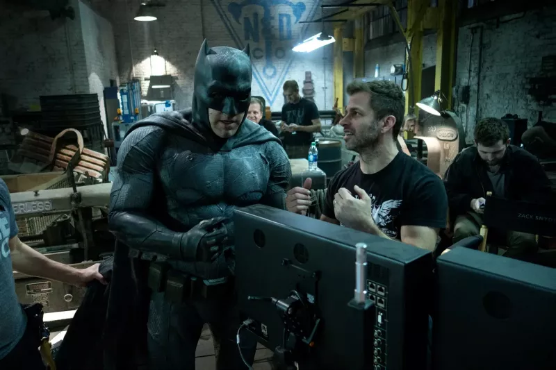   Ben Affleck a Zack Snyder na scéne Batman V Superman: Dawn of Justice (2016).