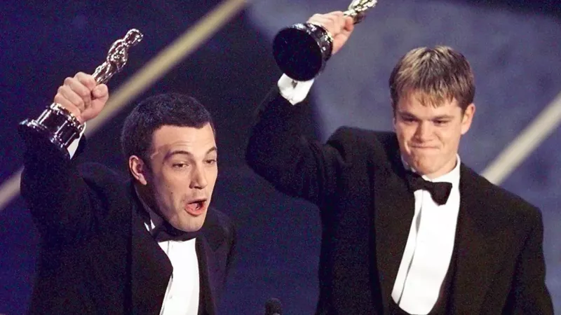   Matt Damon și Ben Affleck în timpul discursului lor de la Oscar din 1997