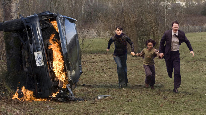   Keanu Reevesas, Jadenas Smithas ir Jennifer Connelly filme „Diena, kai žemė sustojo“ (2008).