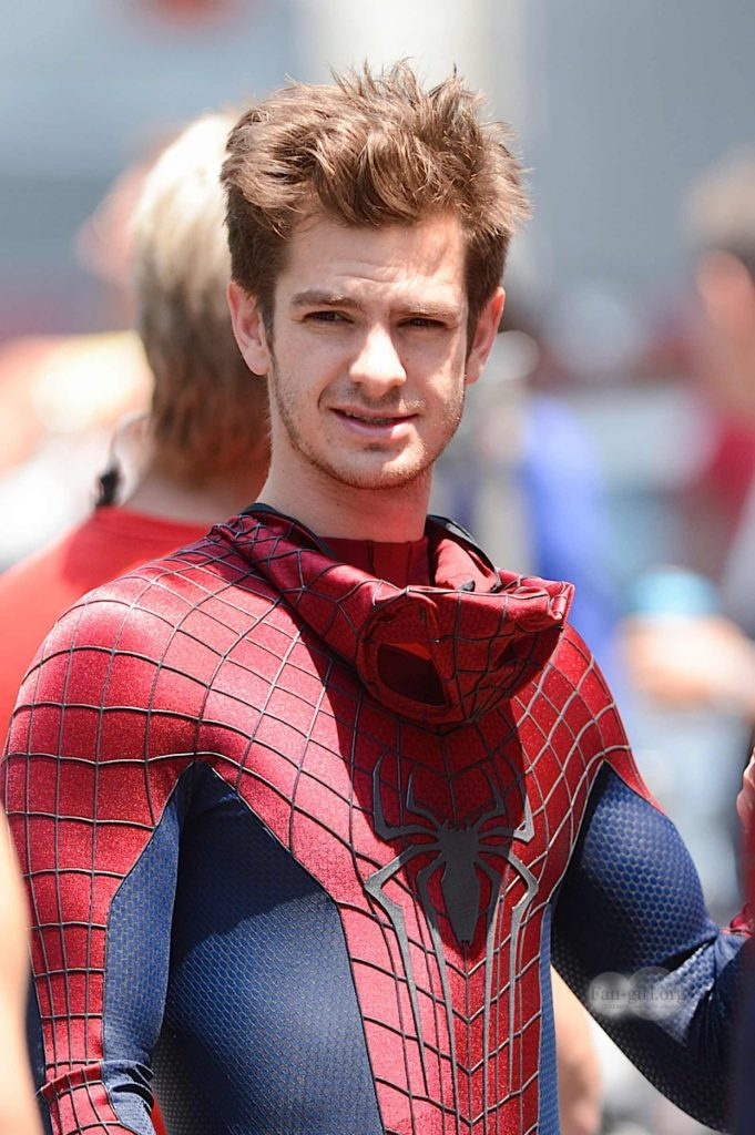   Andrew Garfield é seu traje de super-herói do Homem-Aranha