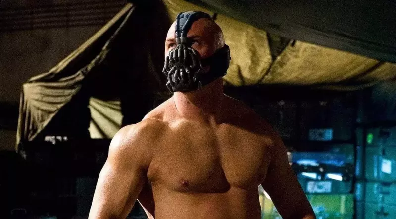   Tom Hardy ako Bane vo filme Temný rytier povstal (2012).