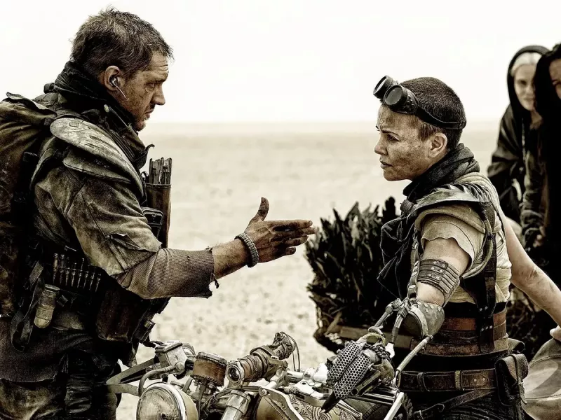   Charlize Theron a Tom Hardy vo filme Mad Max: Fury Road