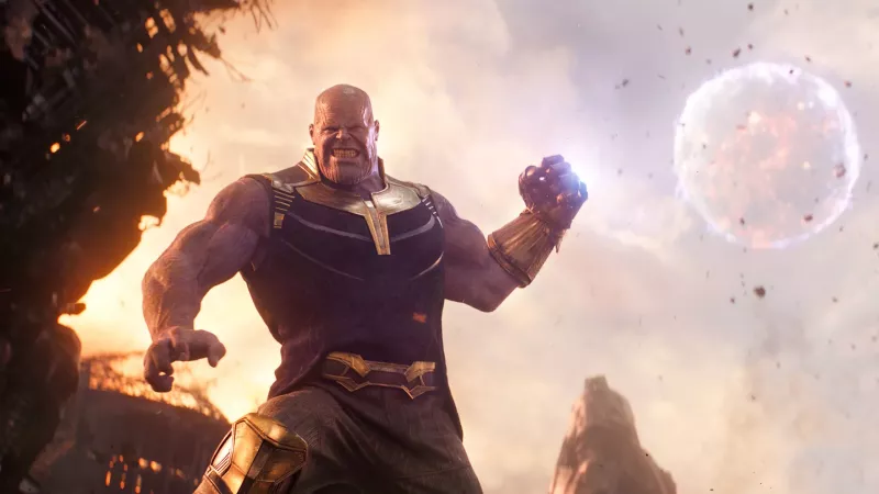   Thanos ciągnący księżyc w Marvelu's Avengers: Infinity War (2018).
