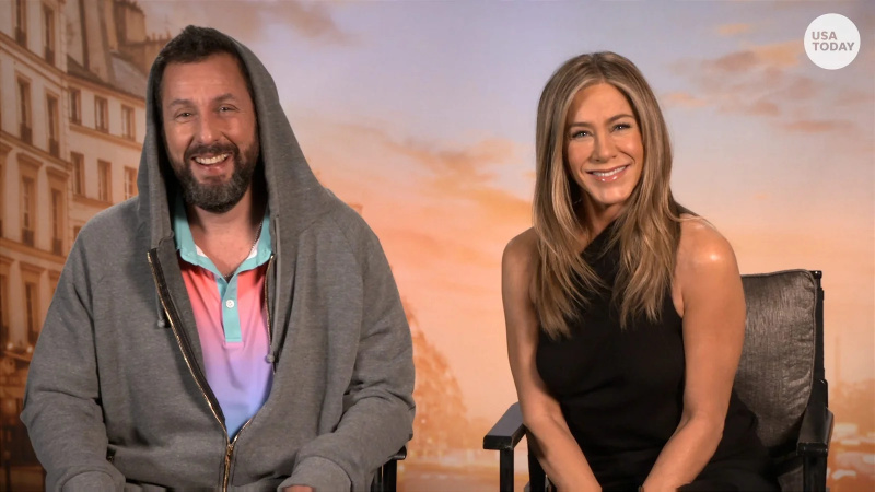 Ko, pie velna, tu dari?”: Dženifera Anistona jautrā brīdī atteicās stāvēt blakus līdzzvaigznei Adamam Sandleram uz Sarkanā paklāja
