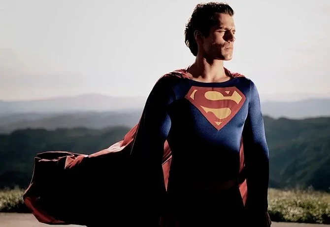 „Hol vannak most a kételkedők?”: Henry Cavill látszólag megerősíti a DCEU visszatérési pletykáit, foltos, tiszta borotválkozással és jellegzetes Superman hajjal a The Flash állítólagos újraforgatásai előtt