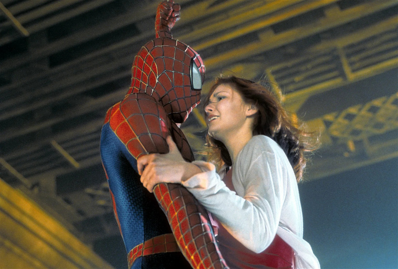   Кристен Данст и Тоби Магуайр в роли Человека-паука из фильма «Человек-паук» (2002)