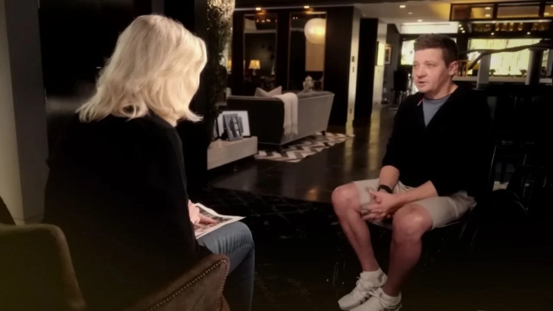   Jeremy Renner en Diane Sawyer tijdens het interview