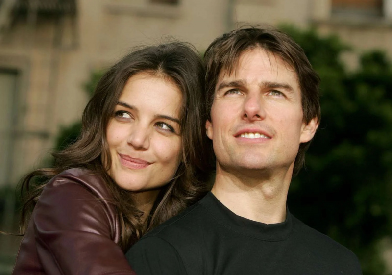 Tom Cruise forbød sin ekskone Katie Holmes at flyve med Christian Bale og hendes medspillere, mens optagelserne til Batman begynder? Mysteriet afsløret